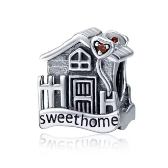 چارم نقره Sweet Home؛ آویز خاص طرح خانه با نگین‌های قلبی