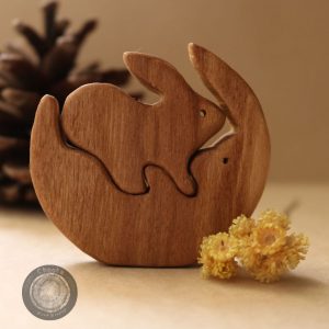 مجسمه ی چوبی آغوش خرگوش ها