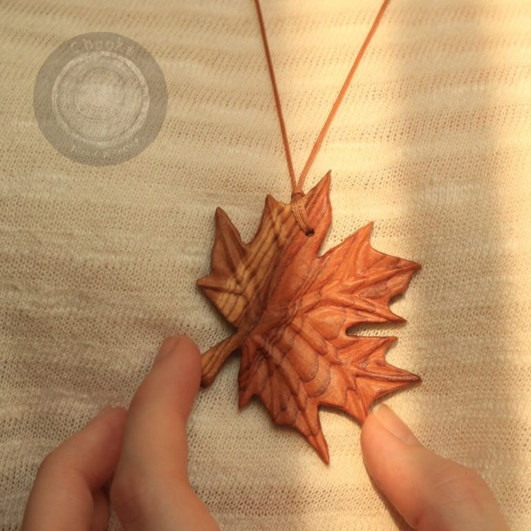 گردنبند چوبی طرح برگ پاییزی چنار